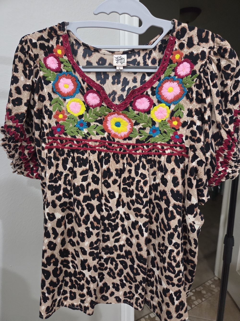 ivy jane Leopard Print Top with Black and Tan Pattern Elastic Puff Sleeves Small